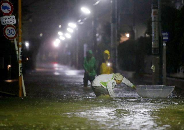 Ιαπωνία : Ο τυφώνας σφυροκοπά τη χώρα – Δύο νεκροί