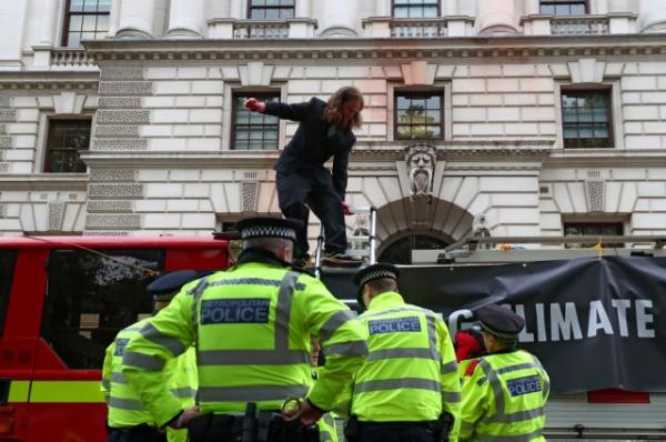 Βρετανία : Ακτιβιστές πέταξαν κόκκινη μπογιά στο κτίριο του υπ. Οικονομικών