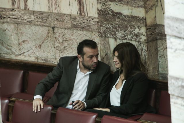 Οι selfies της Νοτοπούλου στη Βουλή