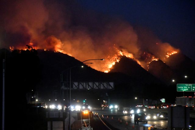 Καλιφόρνια : Οι φλόγες απειλούν τις πλούσιες συνοικίες