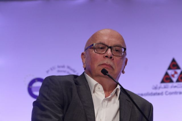 Το βιβλίο του Δουζίνα : «Από την έδρα στα έδρανα»