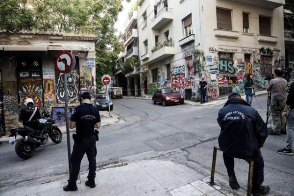 Επιχείρηση ΕΛ.ΑΣ. στα Εξάρχεια: Βρέθηκαν 34 άτομα στις δύο καταλήψεις