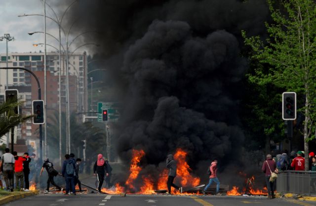 Χιλή : Πεδίο μάχης οι δρόμοι –  Κάηκαν 5 άνθρωποι μέσα σε εργοστάσιο