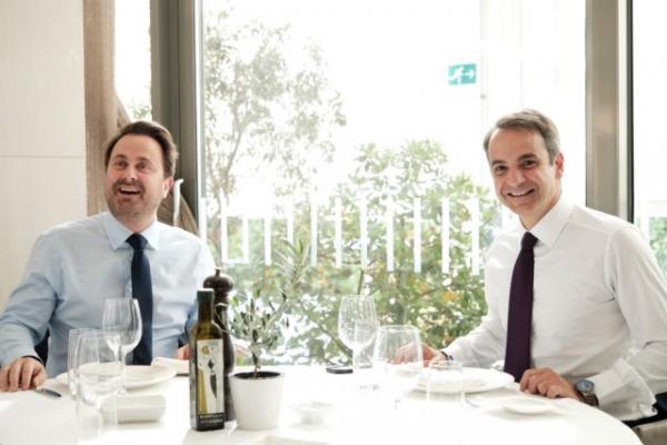 Σε θετικό κλίμα η συνάντηση του Μητσοτάκη με τον πρωθυπουργό του Λουξεμβούργου