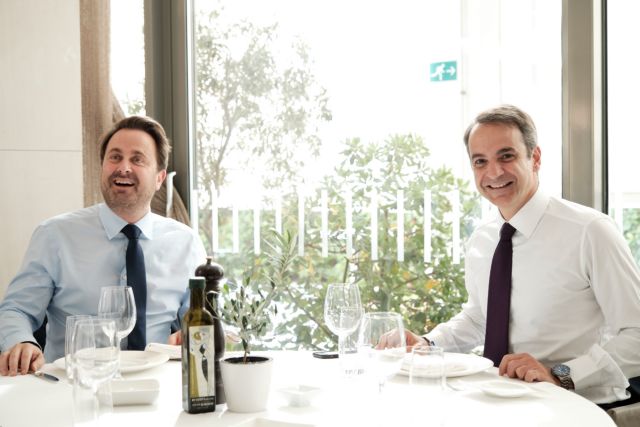 Σε θετικό κλίμα η συνάντηση του Μητσοτάκη με τον πρωθυπουργό του Λουξεμβούργου