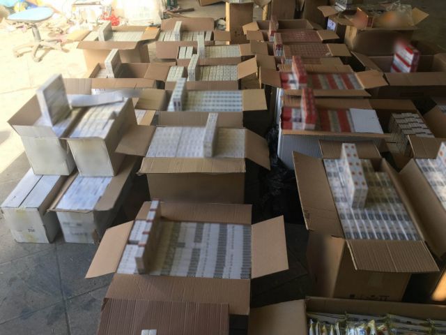 Πειραιάς : Βρέθηκαν 640 πακέτα λαθραία τσιγάρα σε βαλίτσα σε πλοίο