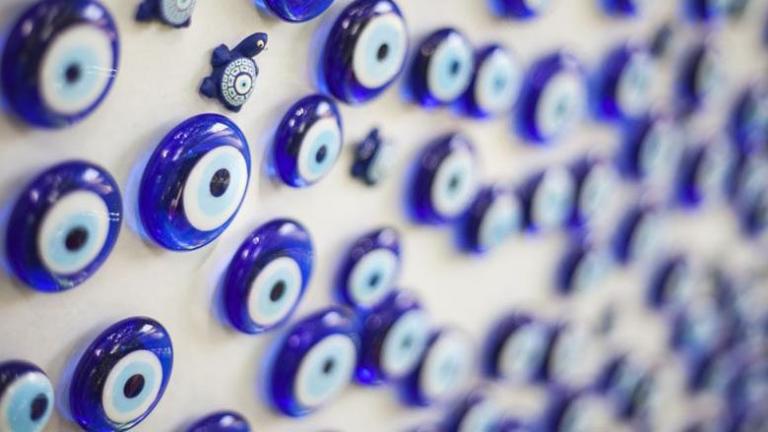 Στο… «κακό μάτι» και τα μάγια αποδίδουν αρκετοί Έλληνες τις ασθένειες