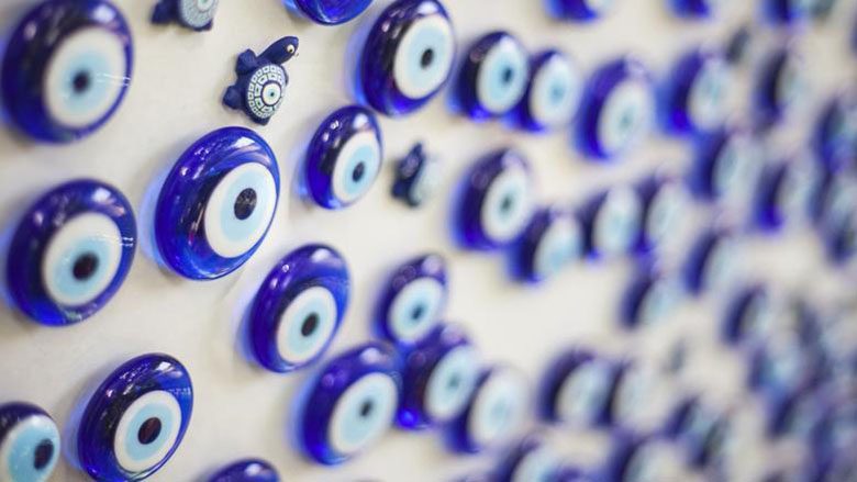 Στο… «κακό μάτι» και τα μάγια αποδίδουν αρκετοί Έλληνες τις ασθένειες