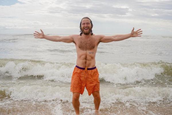 Το κατόρθωμα του τραγουδιστή που διέσχισε την Αμερική… περπατώντας