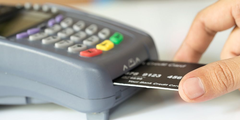 Φόρος : Πώς οι πληρωμές με κάρτες απειλούν τα εισοδήματά μας
