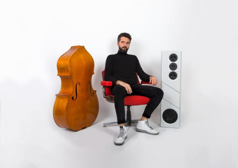 Ο Πέτρος Κλαμπάνης ονειρεύεται μια «αόρατη πόλη»