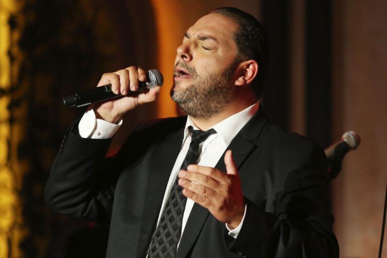 Αγνώριστος ο τραγουδιστής Στέλιος Διονυσίου