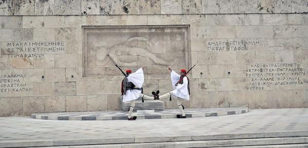 Ντοκουμέντο : Τζιχαντιστής ποζάρει στο μνημείο του Άγνωστου Στρατιώτη