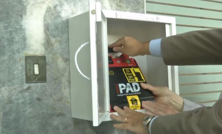 Δήμος Πειραιά : Ο πρώτος αυτόματος απινιδωτής μπροστά στο Δημαρχείο