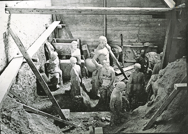 Εκρυψαν τα αρχαία για να τα σώσουν