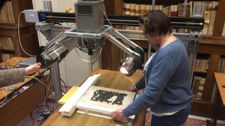 Ευρωπαίοι επιστήμονες «είδαν» το κρυμμένο αρχαιοελληνικό κείμενο σε πάπυρο του Ηρακλείου της Καμπανίας