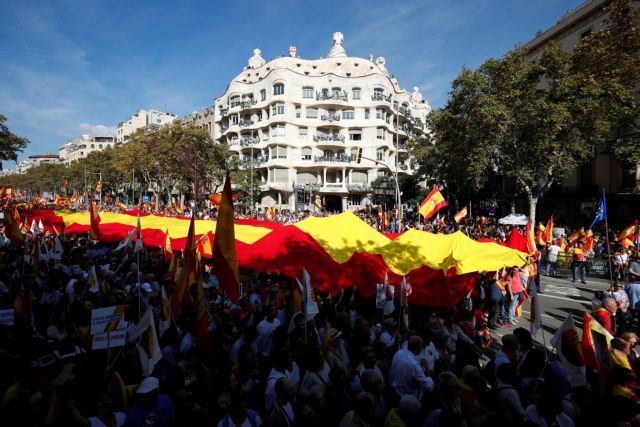 Ογκώδης διαδήλωση υπέρ της ενότητας στη Βαρκελώνη