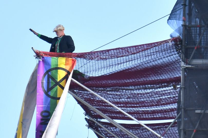 Λονδίνο : Διαδηλωτής ντυμένος Μπόρις Τζόνσον σκαρφάλωσε στο Μπιγκ Μπεν