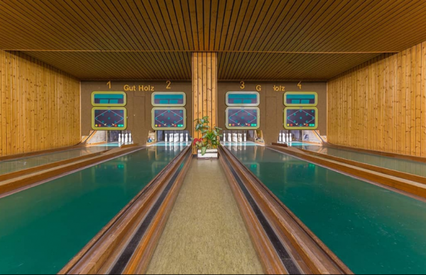 Vintage αισθητική σε πολύχρωμες αίθουσες μπόουλινγκ