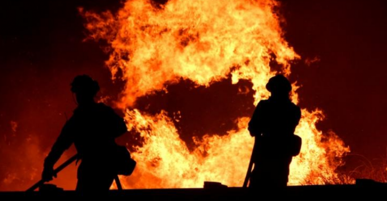 Πύρινη κόλαση στις ΗΠΑ – Χιλιάδες πολίτες απομακρύνθηκαν από τα σπίτια τους