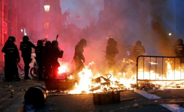 Βαρκελώνη : Βίαιες συγκρούσεις στο κέντρο – Η Μαδρίτη καλεί την πολιτοφυλακή