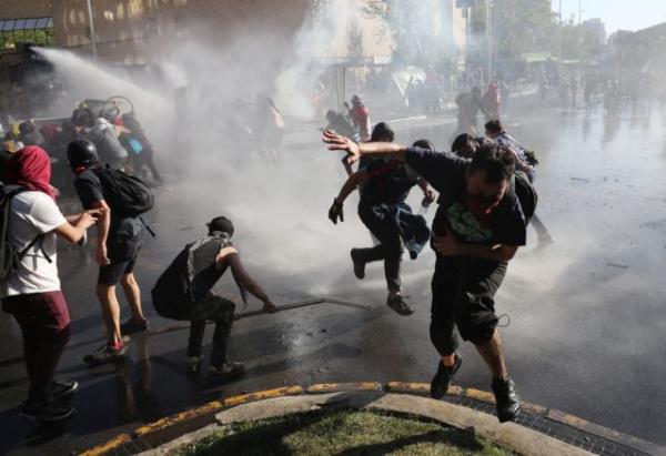 Χιλή : 12 νεκροί από τις ταραχές – Συμβούλιο πολιτικών αρχηγών συγκαλεί ο Πινιέρα