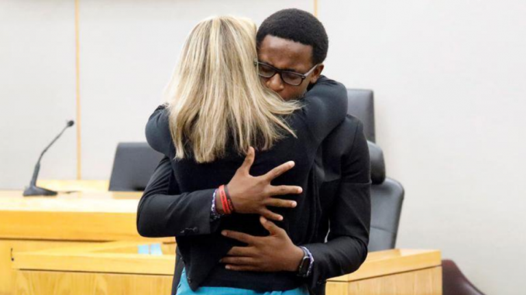 ΗΠΑ : Δέκα χρόνια φυλακή για λευκή αστυνομικό που πυροβόλησε τον μαύρο γείτονά της