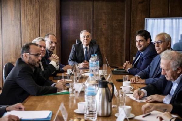 Διακομματική : Δεν τα βρίσκουν στο χρόνο απουσίας από την Ελλάδα