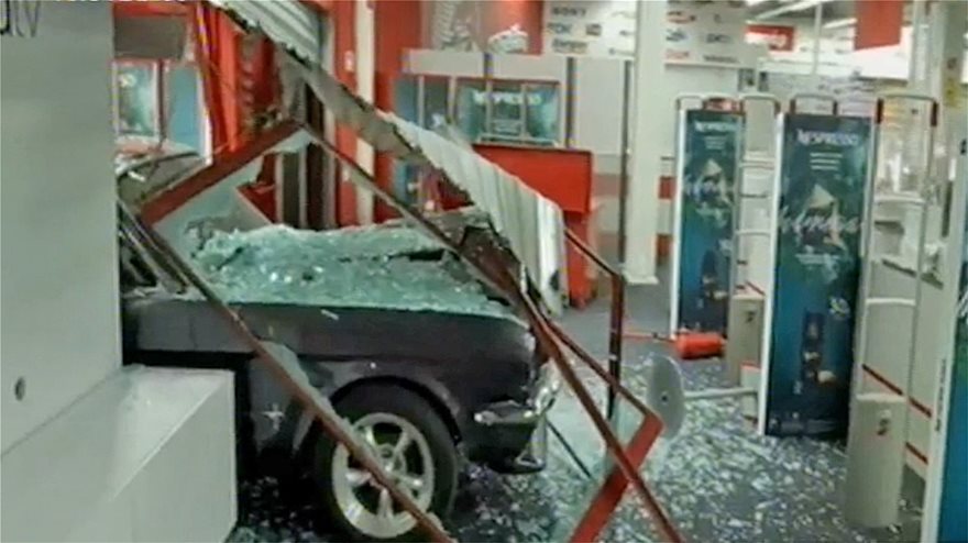 Νέα διάρρηξη με εισβολή αυτοκινήτου σε κατάστημα στο Χαλάνδρι