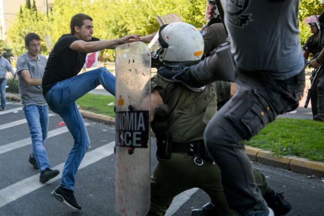 Ένταση στην πορεία του ΠΑΜΕ - Μπογιές και πέτρες στο άγαλμα Τρούμαν