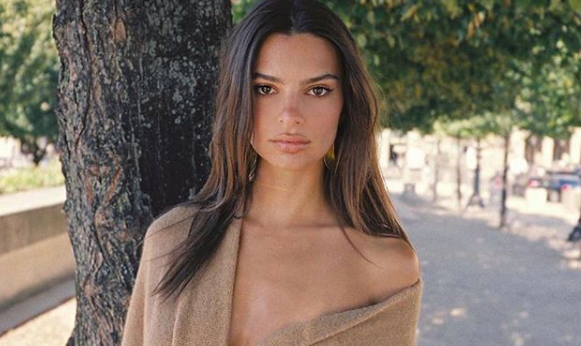 Έμιλι Ρατακόφσκι: Συνεχίζει τα μπάνια και τις προκλητικές εμφανίσεις