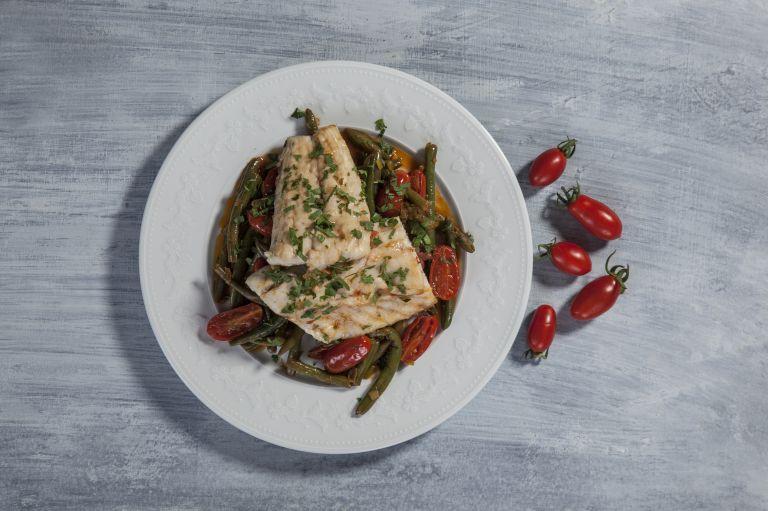 Φασολάκια λαδερά με καπόνι ή σκορπίνα