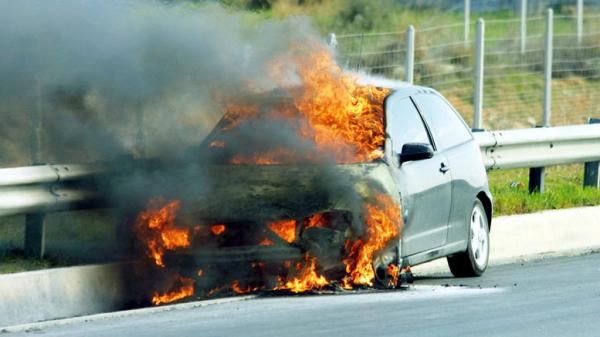Όχημα τυλίχθηκε στις φλόγες στον κόμβο Κηφισίας και Αττικής Οδού