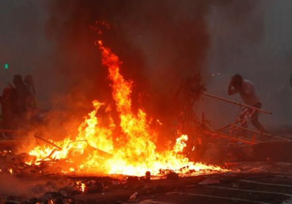 Βαρκελώνη : Έκανε twerking με φόντο τα επεισόδια