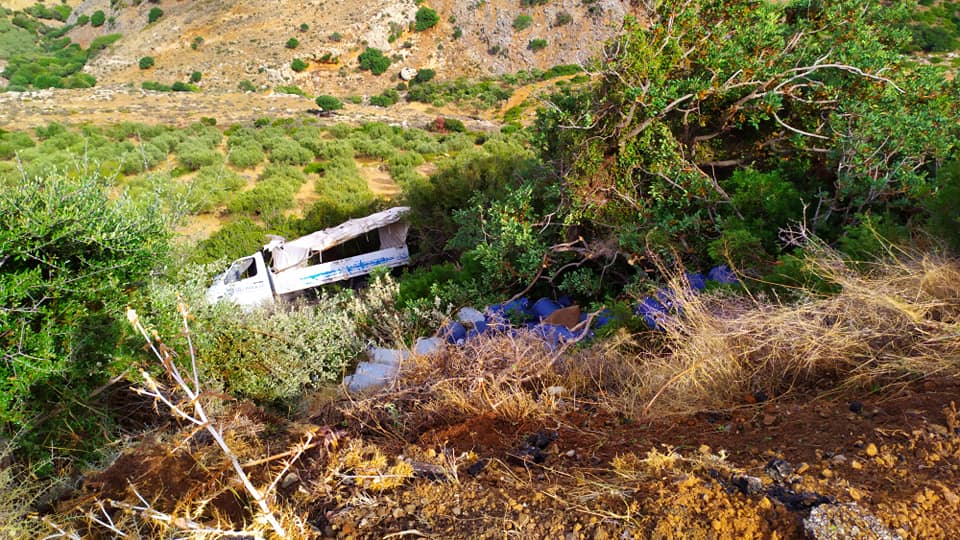 Κρήτη : Φορτηγό με φιάλες υγραερίου έπεσε σε γκρεμό