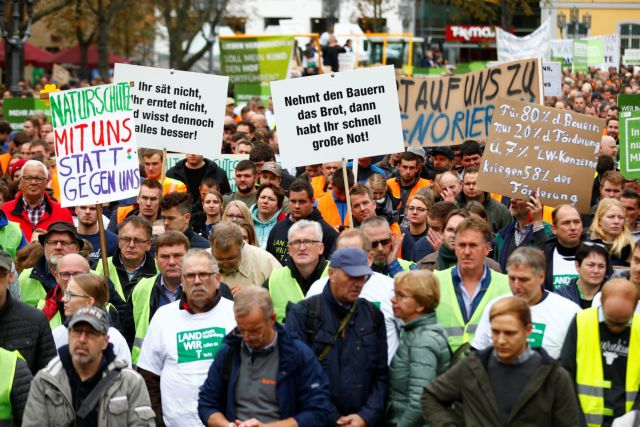 Γερμανία: Βγήκαν στους δρόμους χιλιάδες αγρότες – Τι ζητάνε