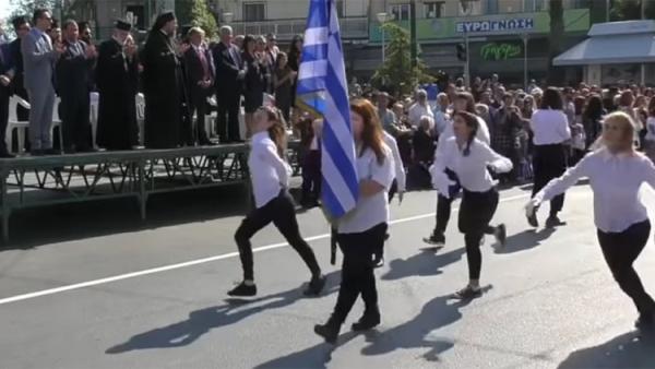Τι απαντούν τα 10 κορίτσια που παρέλασαν α λα Monty Python