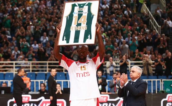 Βράβευση και αποθέωση για τον Γκιστ στην επιστροφή του στο ΟΑΚΑ