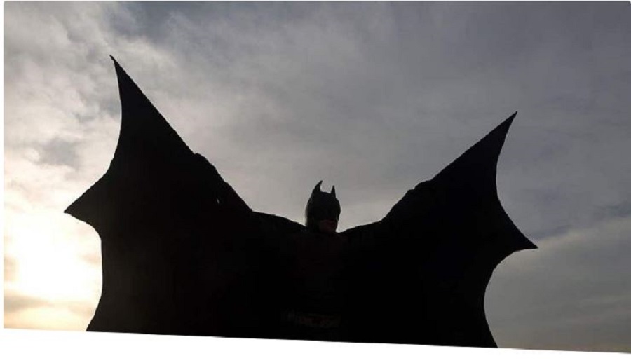 Με… GIF Batman απαντά το ΠΑΣΟΚ στον Τσίπρα