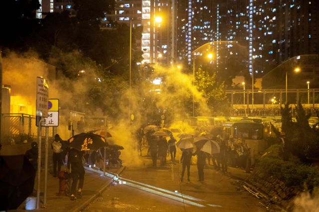Νύχτα χάους στο Χονγκ Κονγκ : Βίαια επεισόδια και τραυματισμός 14χρονου