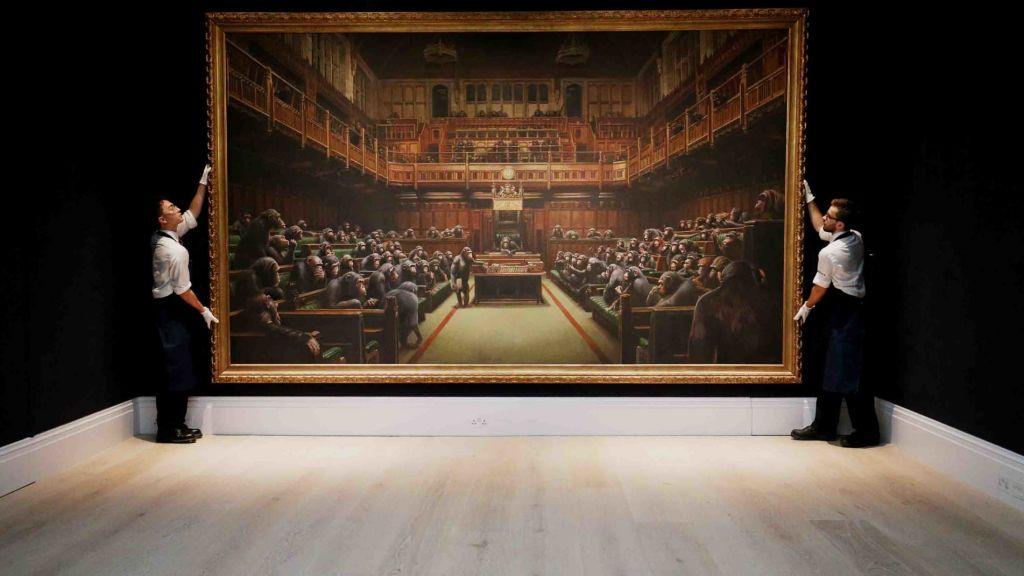 Banksy : Τιμή – ρεκόρ για τον πίνακα με τους χιμπατζήδες στο βρετανικό κοινοβούλιο
