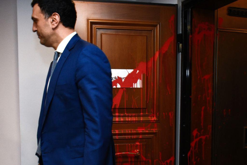 Παρέμβαση «Ρουβίκωνα» στο γραφείο του Κικίλια: Στον εισαγγελέα ο 23χρονος συλληφθείς