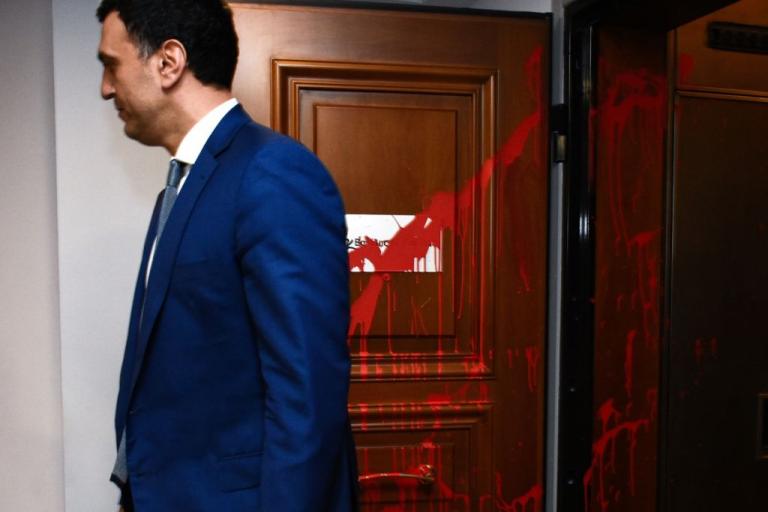 Παρέμβαση «Ρουβίκωνα» στο γραφείο του Κικίλια: Στον εισαγγελέα ο 23χρονος συλληφθείς