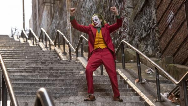 Ποιος φοβάται τον Joker; – Πώς φτάσαμε στις εφόδους της ΕΛ.ΑΣ. στους κινηματογράφους
