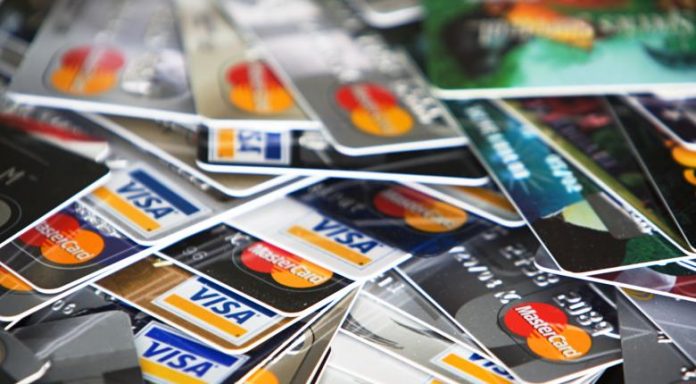 Τράπεζες : Προμήθειες ακόμη και για αλλαγή PIN στις κάρτες