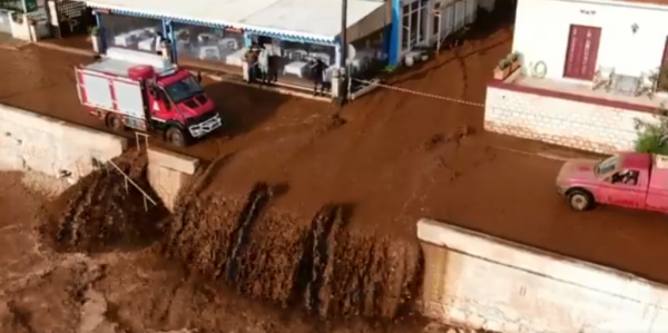 Bίντεο-σοκ: Η λάσπη «καταπίνει» χωριό στην Κεφαλονιά – Μεγάλες καταστροφές
