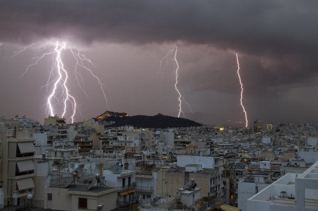 Καιρός : 27.000 κεραυνοί από το πρωί, μεγάλα ύψη βροχής και 38℃  στα Χανιά