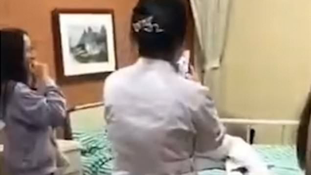 Κίνα : Νοσοκόμες ξάπλωσαν στο κρεβάτι που είχε νοσηλευτεί τραγουδιστής