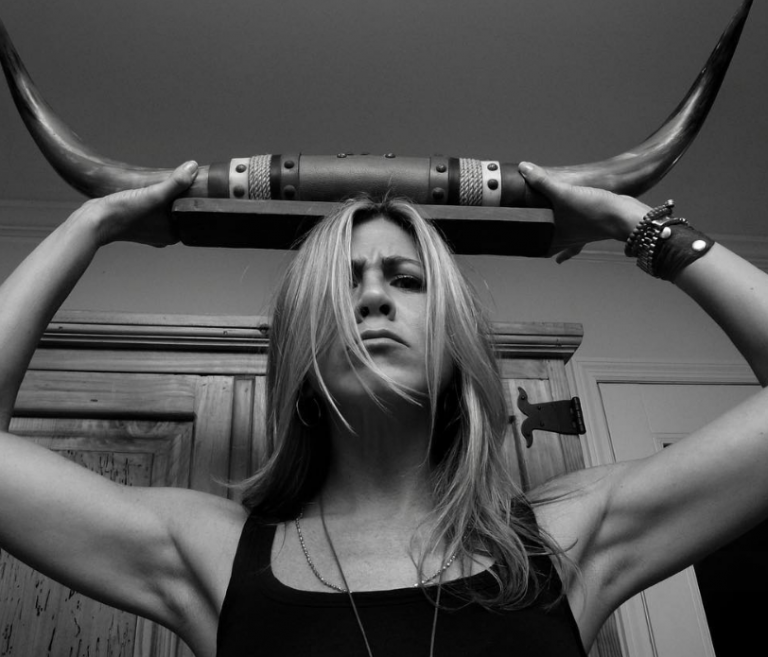 Τζένιφερ Άνιστον : Τα «έψαλε» στον Τζάστιν Θερού για ένα follow στο Instagram