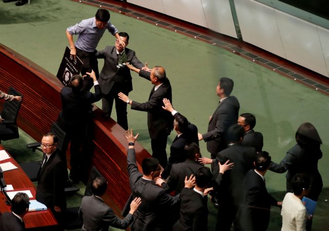 Χονγκ Κονγκ : Δεύτερη ημέρα χάους στο κοινοβούλιο